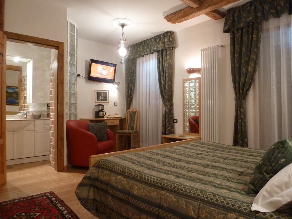 Hotel Ancora Castello-Molina di Fiemme Pokoj fotografie