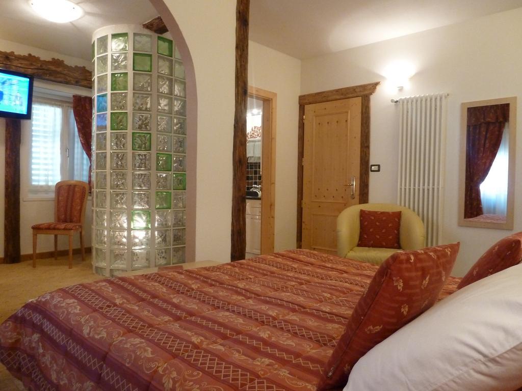 Hotel Ancora Castello-Molina di Fiemme Pokoj fotografie