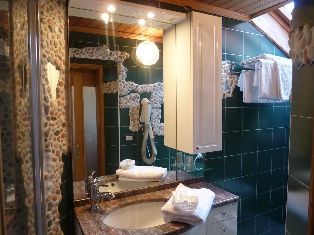 Hotel Ancora Castello-Molina di Fiemme Pokoj fotografie