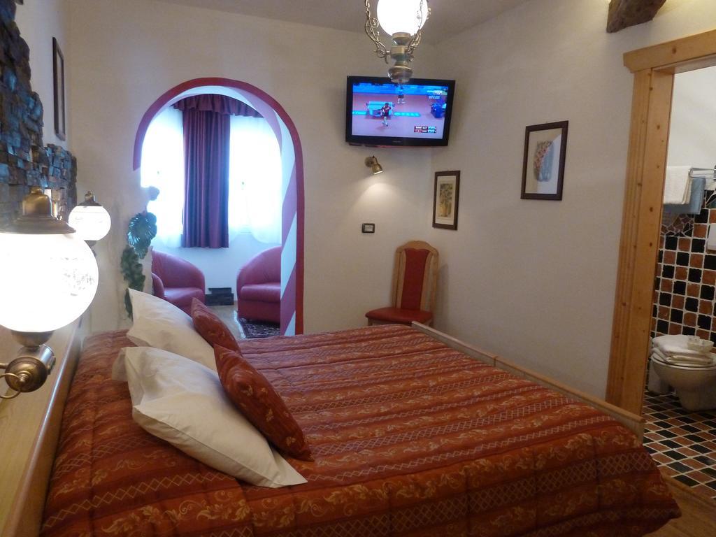 Hotel Ancora Castello-Molina di Fiemme Pokoj fotografie